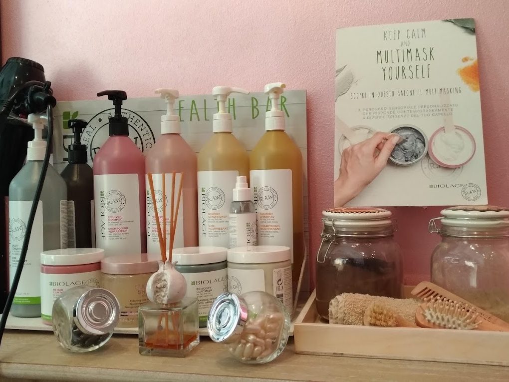 Il banco dei prodotti in salone